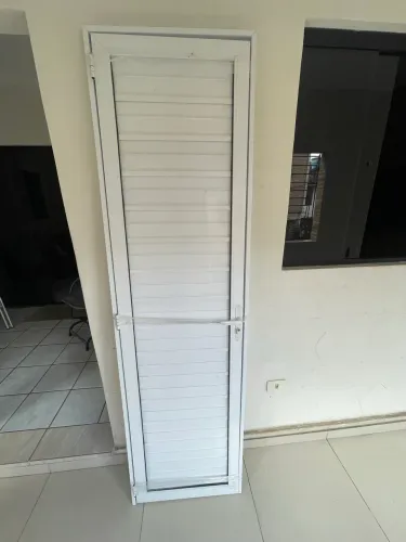 Porta de correr e outra de giro, de alumínio branco. Nunca foram usadas!