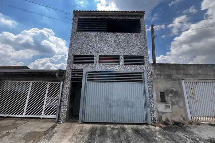 Casa com Edícula, Salão Comercial e Sobrado: Ideal para Morar e Empreender!