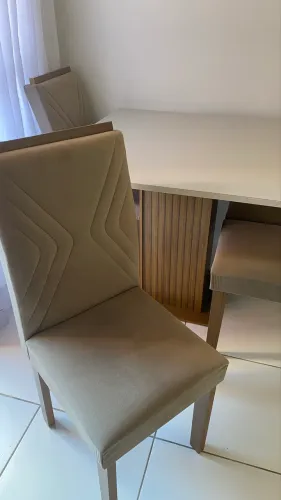 Mesa de jantar com vidro e 4 cadeiras 