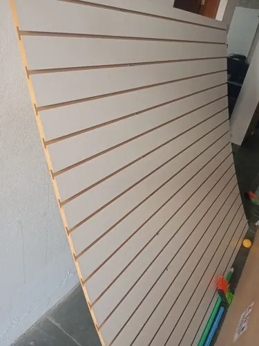Painel Canaletado MDF Branco - Expositor de Parede para Loja