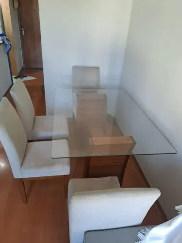 MESA DE JANTAR MADEIRA MACIÇA TAMPO DE VIDRO COM 4 CADEIRAS MADEIRA MACIÇA E TECIDO SUEDE