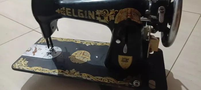 Máquina de costura Elgin com motor