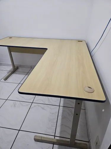 Mesa de computador e cadeira