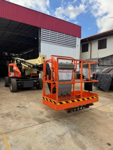 Plataforma Articulada de 15m Eletrica - JLG E450AJ - ano 2006