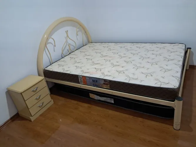 Cama de ferro com criado mudo
