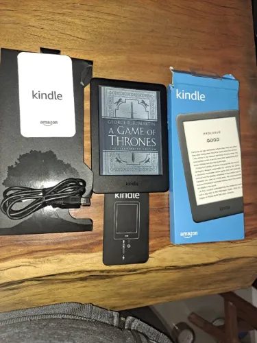 Kindle 10 Geração Pouquíssimo Uso. Acompanha Caixa, manuais e cabo.