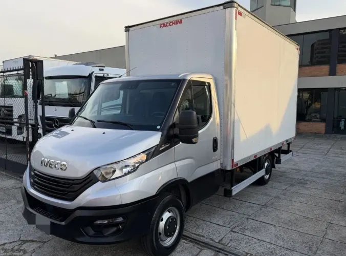 Transfiro dívida ,Iveco Daily 35-160 baú ano 2025