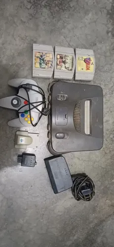 Nintendo 64 para manutenção ou retirar peças.