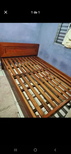 Cama de casal de madeira maciça d boa qualidade