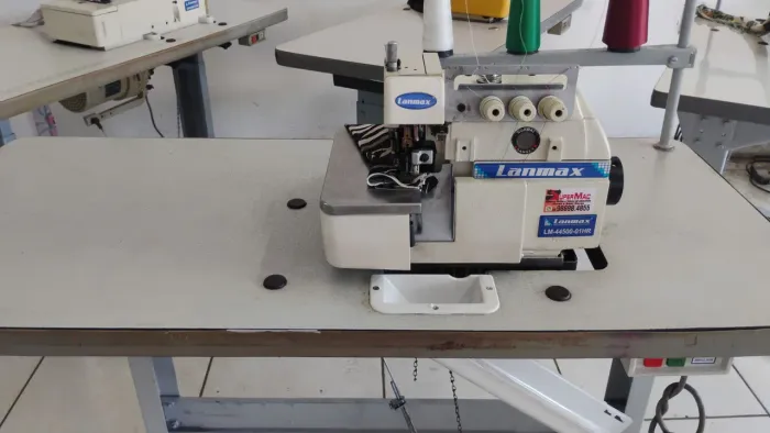 Maquina de Costura Overlock (Parcelo)