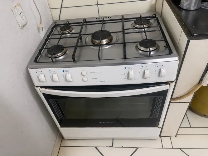 Fogão funcionando perfeitamente , marcas de uso