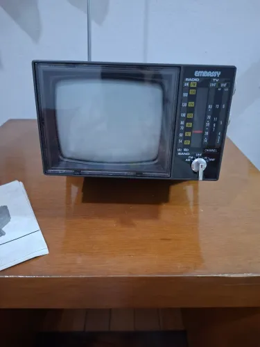 TV Portátil 5 Polegadas Preto e Branco com Rádio AM/ FM Embassy TR-83 - Funcionando<br>