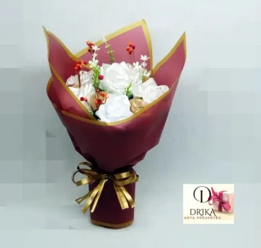Buquê artesanal rosas em cetim com bombom