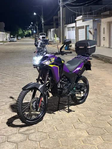 SAHARA 300 ADVENTURE PERSONALIZADA NO ROXO FOSCO MOTO ÚNICA E DE PRESENÇA