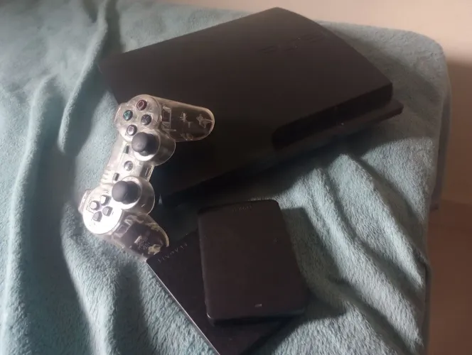 PlayStation , só tem apenas 1 controle, maís tem 2 caixa de armazenamento de jogos