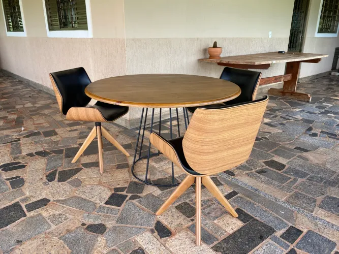 Mesa de madeira redonda com poltronas estofadas