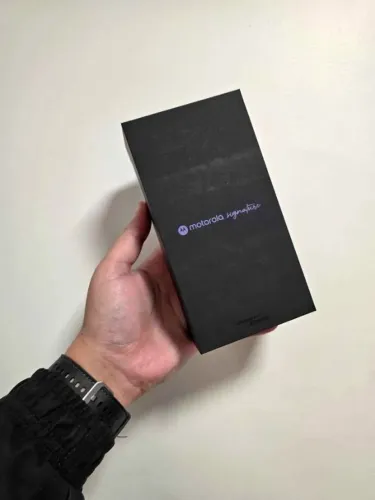 Smartphone Motorola Signature 5G - 512GB 24GB (12GB RAM + 12GB RAM Boost) LACRADO