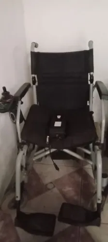 Vendo uma cadeira motorizada,pouco uso. Aceito cartão * zap