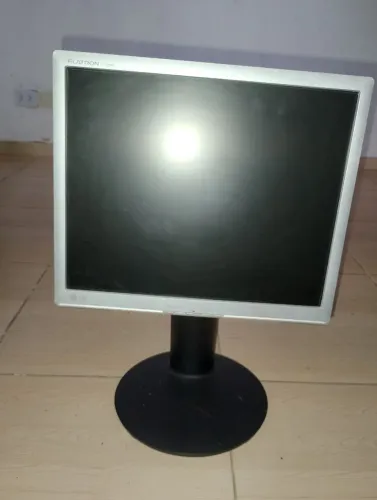 Monitor 17 polegadas.