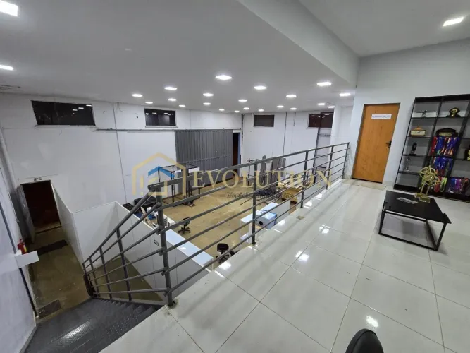 Aluga-se Galpão Comercial com Mezanino Mobiliado