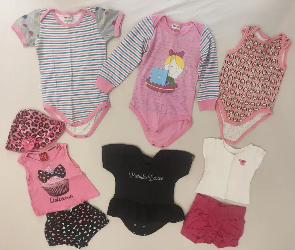Body e roupinhas de meninas de 6 meses a 1 ano