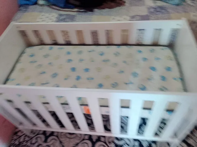 Bebê conforto e berço com colchão