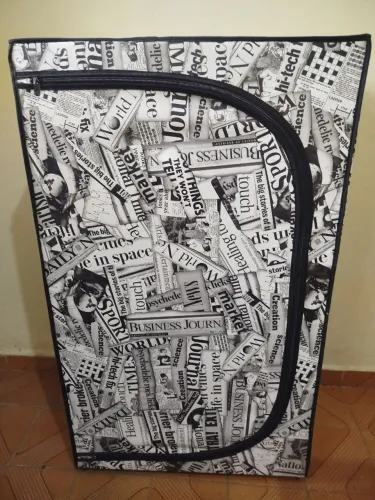 Sapateira Vertical de Chão Flexível com Zíper - Estampa Jornal