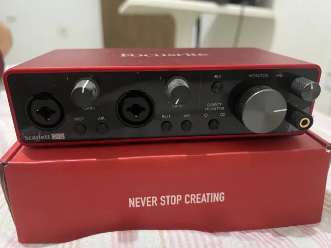 Focusrite Scarlett 2i2 - 3a geração Interface de áudio