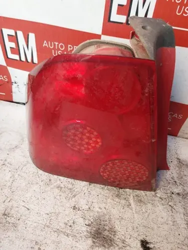 Lanterna traseira esquerda Peugeot 307 sedan com avaria