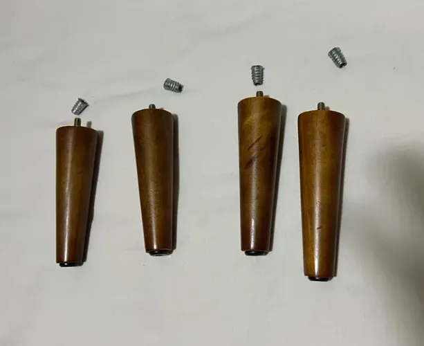 Vendo conjunto de 4 pés palito de 15cm, novos, completo com suporte