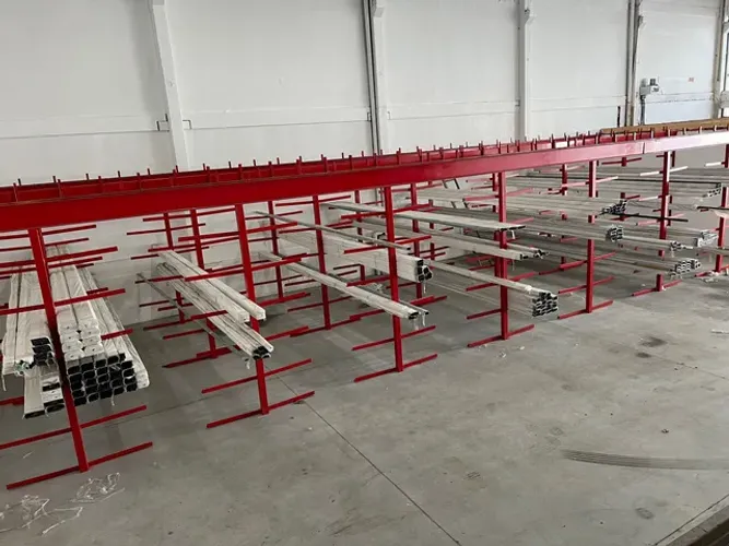Estaleiro para estocagem de perfis de metais em barras (alumínio, ferro, inox)