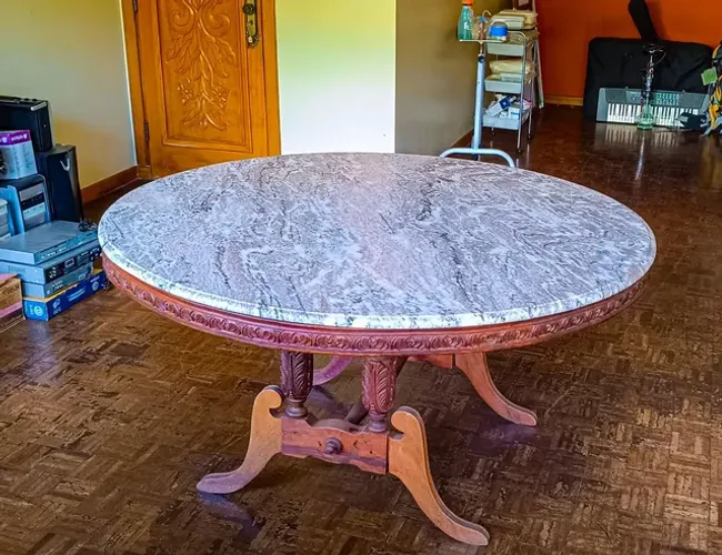 MESA DE JANTAR, JACARANDÁ MACIÇO E TAMPO EM MÁRMORE