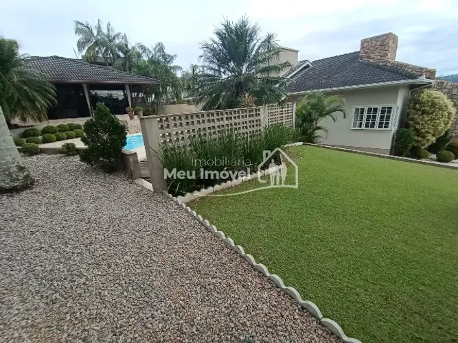Casa 3 dorm com Piscina em AMPLO terreno bairro Rio Maina em Criciúma pertinho de TUDO