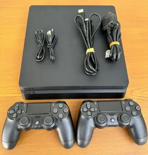 PS4 Slim + 2 controles - PLAYHOUSE
