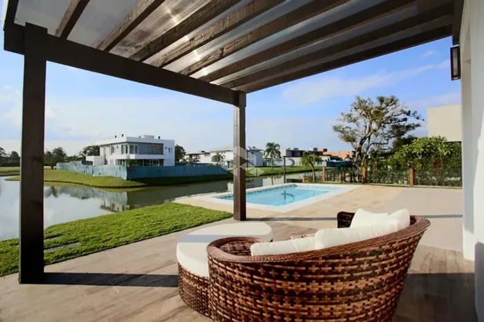 CASA NO CONDOMÍNIO ILHAS PARK COM CINCO SUITES E ACESSO AO RIO