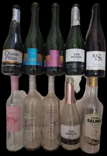 Coleção de garrafas e latas