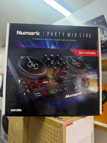 Controlador DJ Numark Party Mix Live com Caixas Integradas
