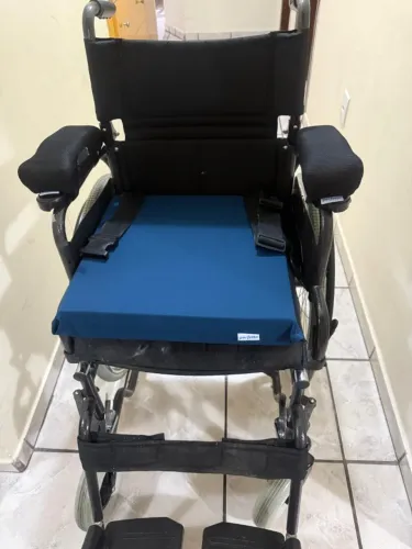 Cadeira de rodas e de banho, cama elétrica e itens para idosos