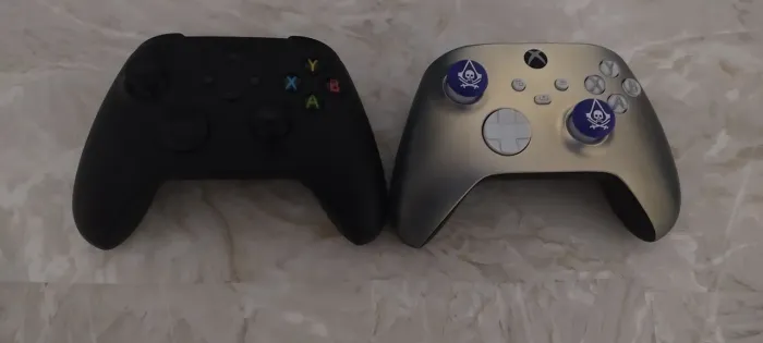 Controles de Xbox Séries X/S ONE vem com pilha ambos novos 