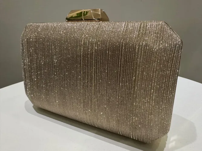 Bolsa Clutch Dourada com Detalhes em Glitter