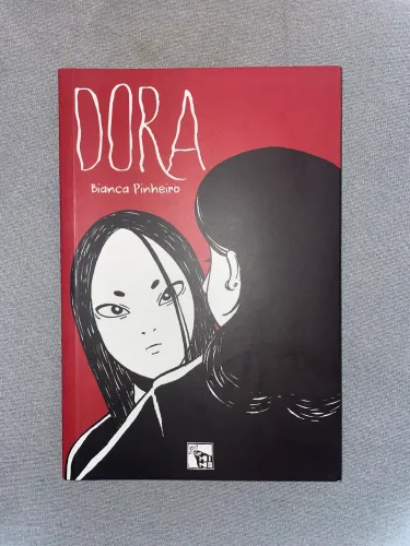 Dora (Bianca Pinheiro)