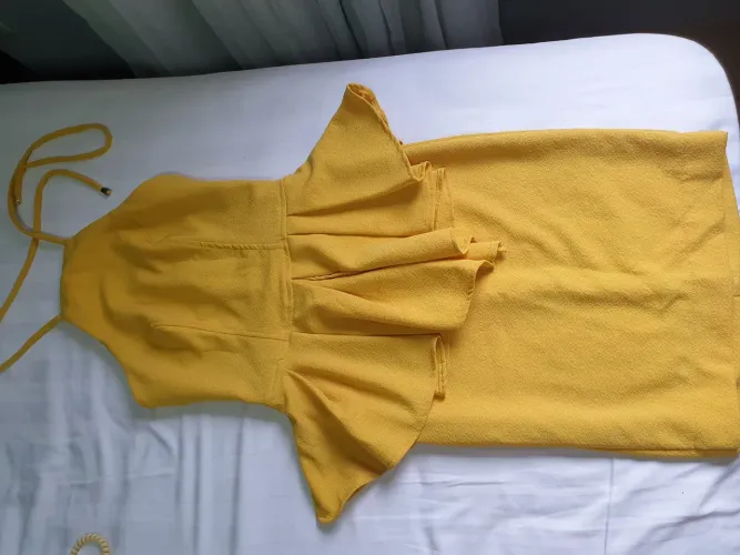 Vestido novo com etiqueta frente única com peplum Amarelo P