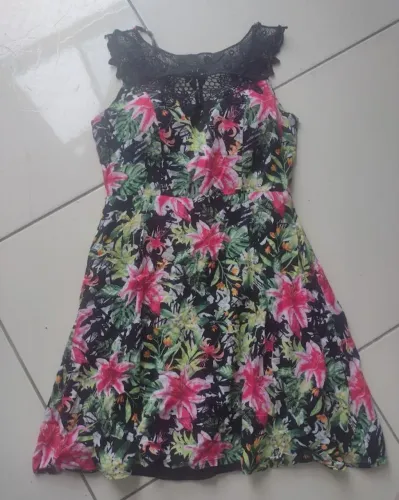 Vestido Floral com Detalhe em Renda