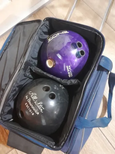 Duas bolas de boliche mais kit completo