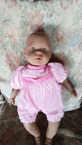 Boneca negra olhos castanhos 