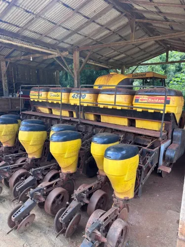 Plantadeira Baldan 4500, 9 linhas. Só 30 mil