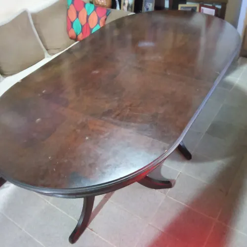 Mesa de jantar oval em madeira