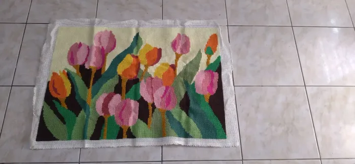 Quadro bordado com tulipas só  precisa  enquadrar 