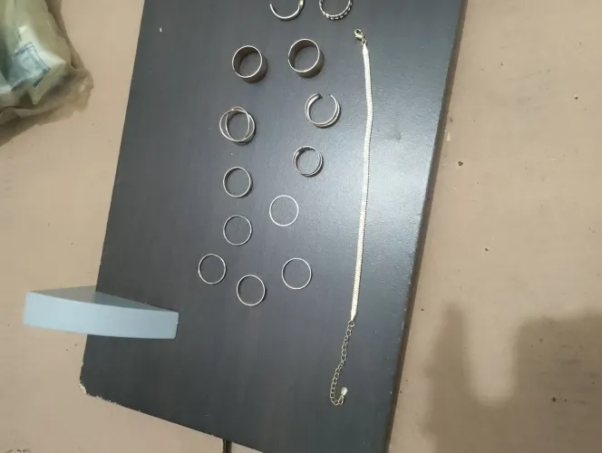 Pulseira e anéis dourados