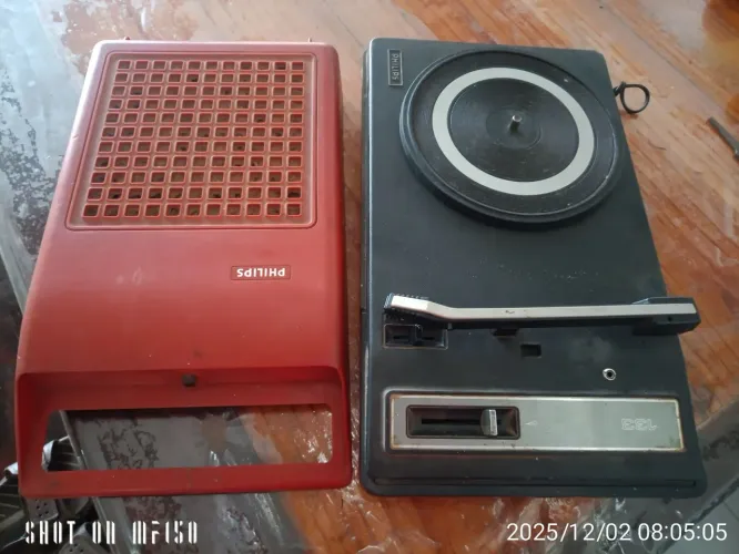 Vendo uma antiga sonata marca Philips e um toca discos vinil está bem conservada ligando
